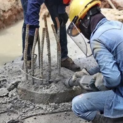 Construction-worker-trimming-pile-head